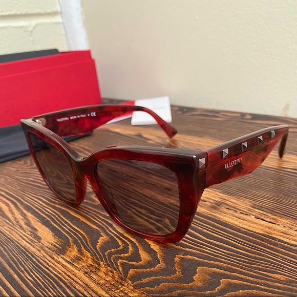 Valentino VA4048 Sunglasses in Red - Picture 2 of 9
